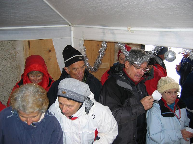 IMG_0410.JPG - la récompense de la journée, le vin chaud et plein de bonnes choses chez Monique et Maurice